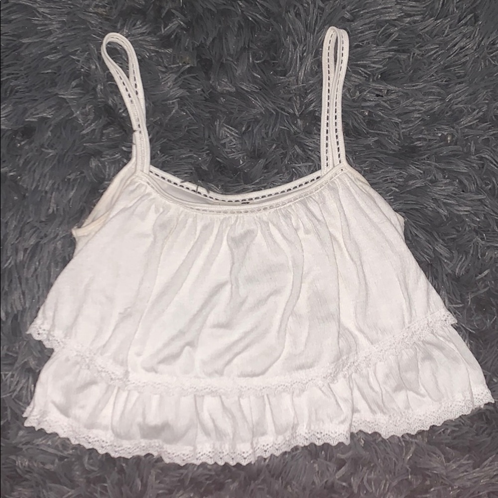 White flows Cropped tank top!